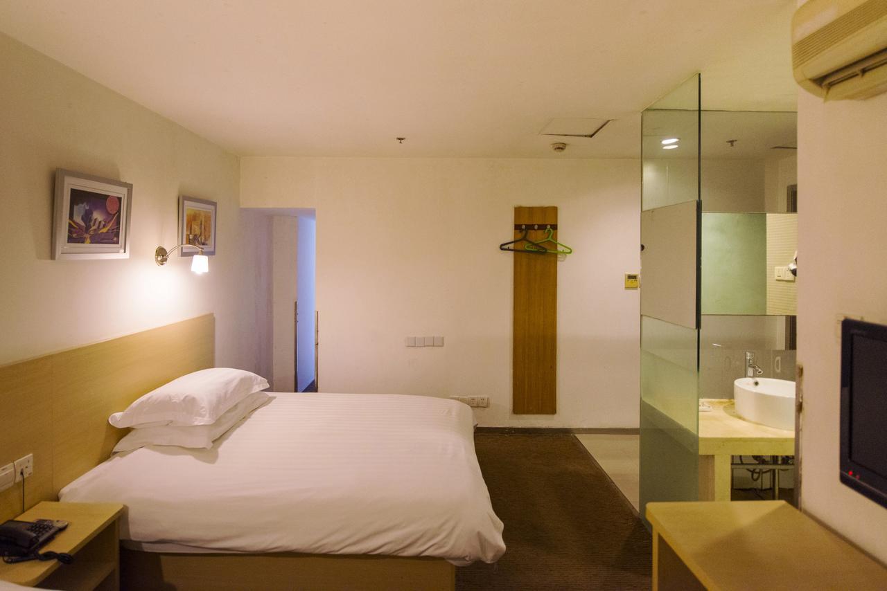 Motel Chongqing Jiefangbai Hongyadong Pedestrian Street Екстер'єр фото