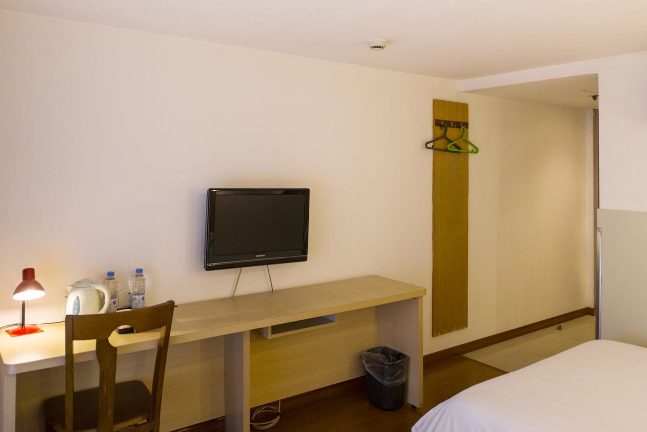 Motel Chongqing Jiefangbai Hongyadong Pedestrian Street Екстер'єр фото